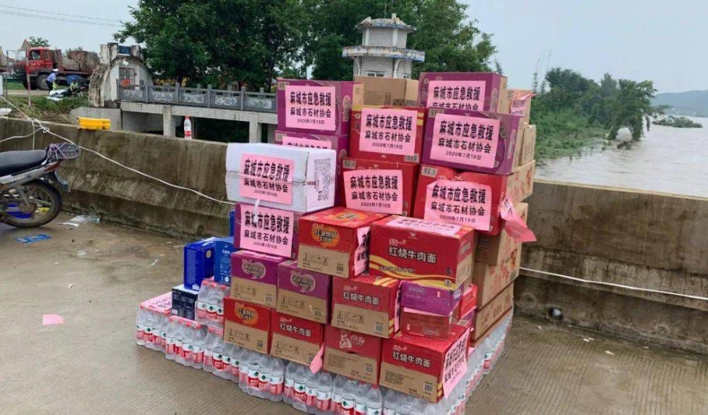 麻城發(fā)生重大塌方險情！麻城石材人無償運(yùn)送5000方石材荒料進(jìn)行拋石固腳！點贊！
