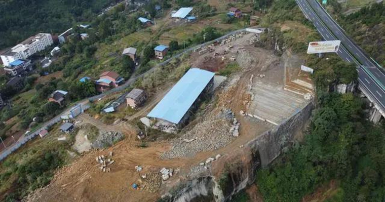 四川達州通川區青石礦山非法開采污水直排嚴重污染環境